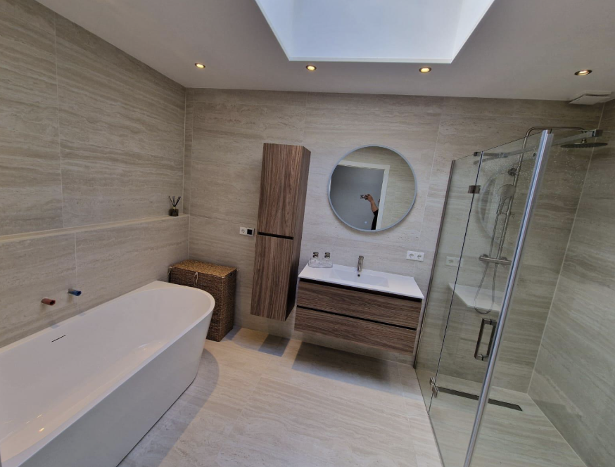 Luxe badkamer met vrijstaand bad, houtaccenten en glazen inloopdouche